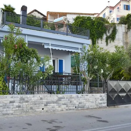 Melenia's Sea Front House Casa de Férias