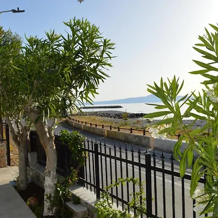 Melenia's Sea Front House Hébergement de vacances