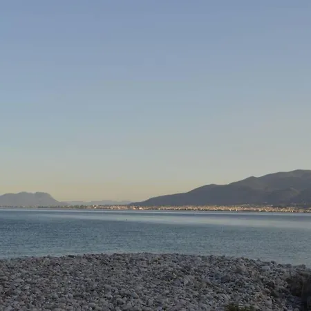 Nyaraló Melenia's Sea Front House